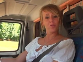 Cecilia baise deux fans dans son camping-car full video