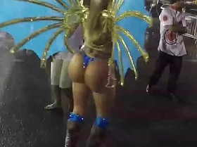 Bastidores da entrada da escola de samba dragoes da real - a musa cacau colucci