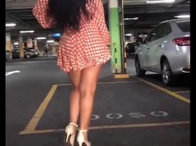 Hotwife gostosa se exibe no estacionamento do shopping para o corno caminhando de mini saia no estilo catwalk