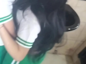 Colegiala Casero! Me Culeo a Mi Compañera En El Baño En El Receso De La Clase De Educación Fisica