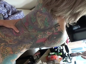 女性用風俗をやることが夢の全身TATOOの凛さんが服を脱いだ裸体を見たらむらむらして乳首や首筋を吸い、濃厚なDキスで舌をまぜあわせ、勃起したチ○ポを愛くるしそうに舐める