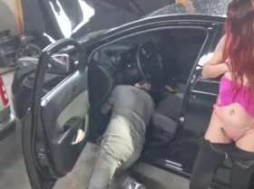 Novinha leva carro no mecânico e levou pau