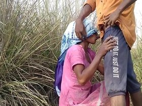 पत्नी बाहर लकड़ी इकठ्ठा कर पति ने बोला आज बाहर चोदाई करते है देसी हिंदी सेक्स वीडियो