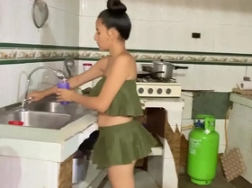 MI HERMANASTRA me descubre haciéndome la paja y me ayuda.