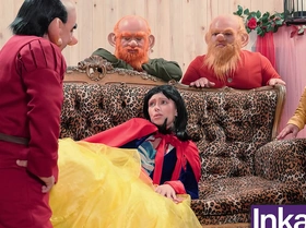 Blanca Nieves se pierde en el bosque y es follada por los 7 enanos.