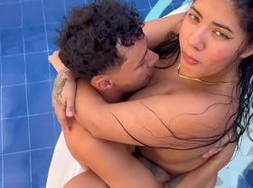 No me aguante las ganas y me folle duro a mi pequeña hermanastra.