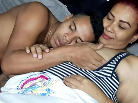 Le chupo las tetas a mi madrastra